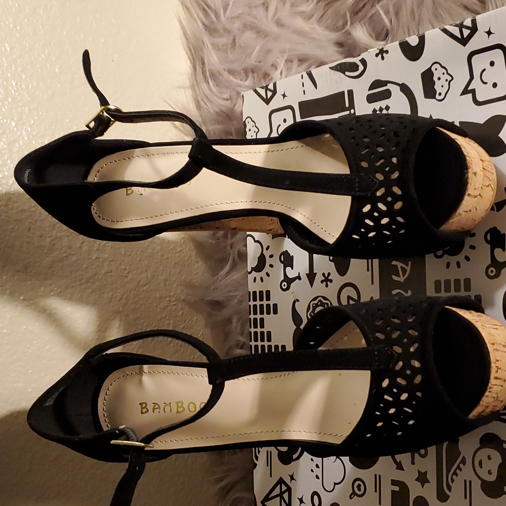 Blk velvet bamboo platform t-strap 5 inch heels.